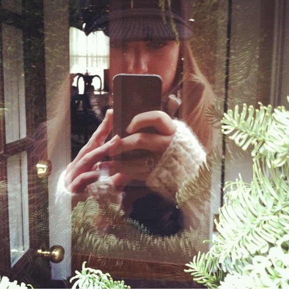 Meet your Posher, Alyssa - Picture 1 of 2